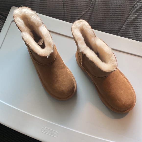 UGG Kid’s Bailey Zip Short Boot - Picture 2 of 7